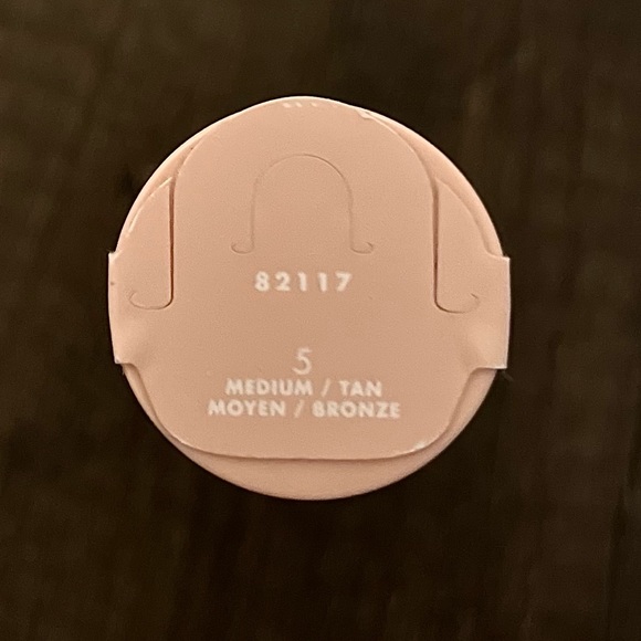 e.l.f. Cosmetics - SHADE 5 MEDIUM/TAN - Halo Glow Liquid Filter & Beauty Sponge - Picture 2 of 12